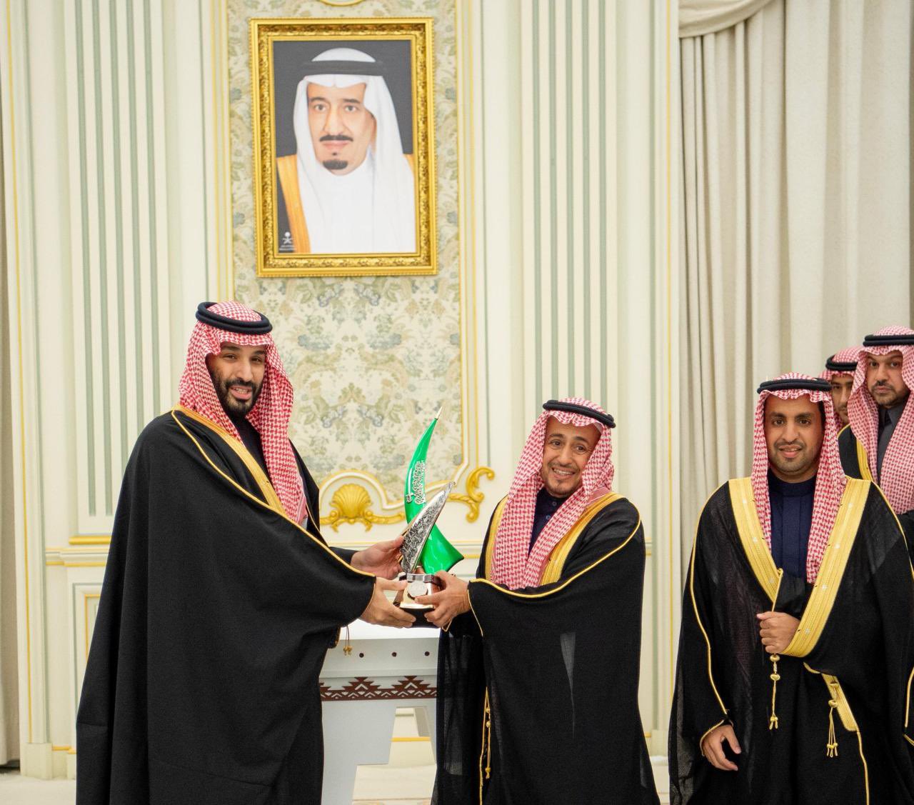 سمو ولي العهد الأمير محمد بن سلمان يسلم راية التكريم للشيخ عبدالله بن عامر النهدي